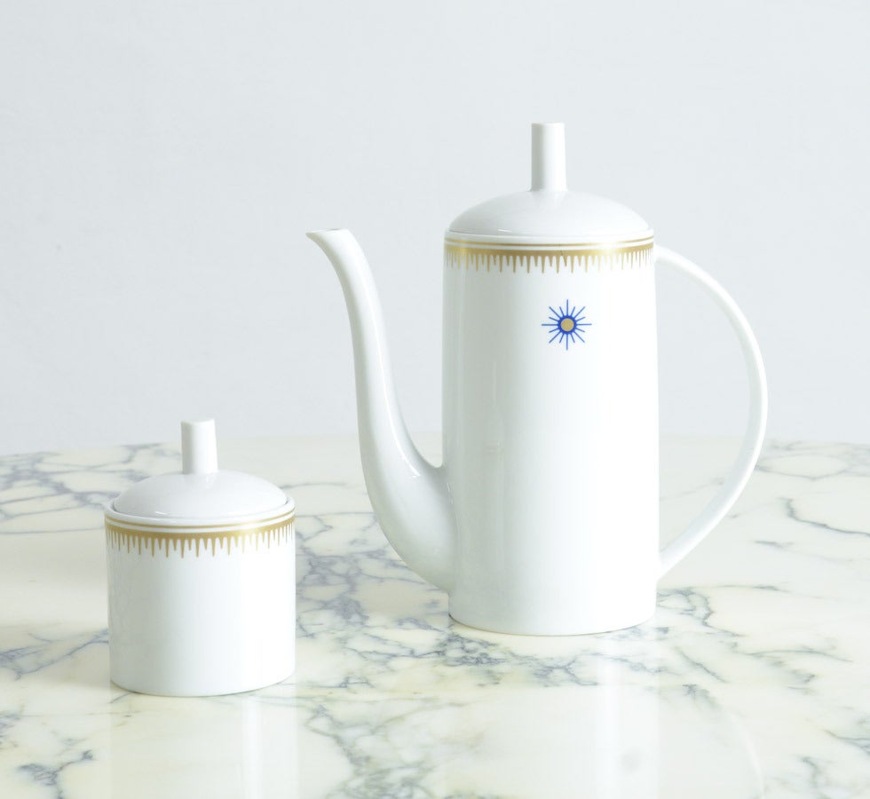 This Post-Modern coffee pot and sugar bowl is designed by Alessandro Mendini for Alessi, Tendentse in 1989.
Alessi, one of Italy’s leading design firms of the 1980s and 1990s, is best known for innovative design of domestic objects made in