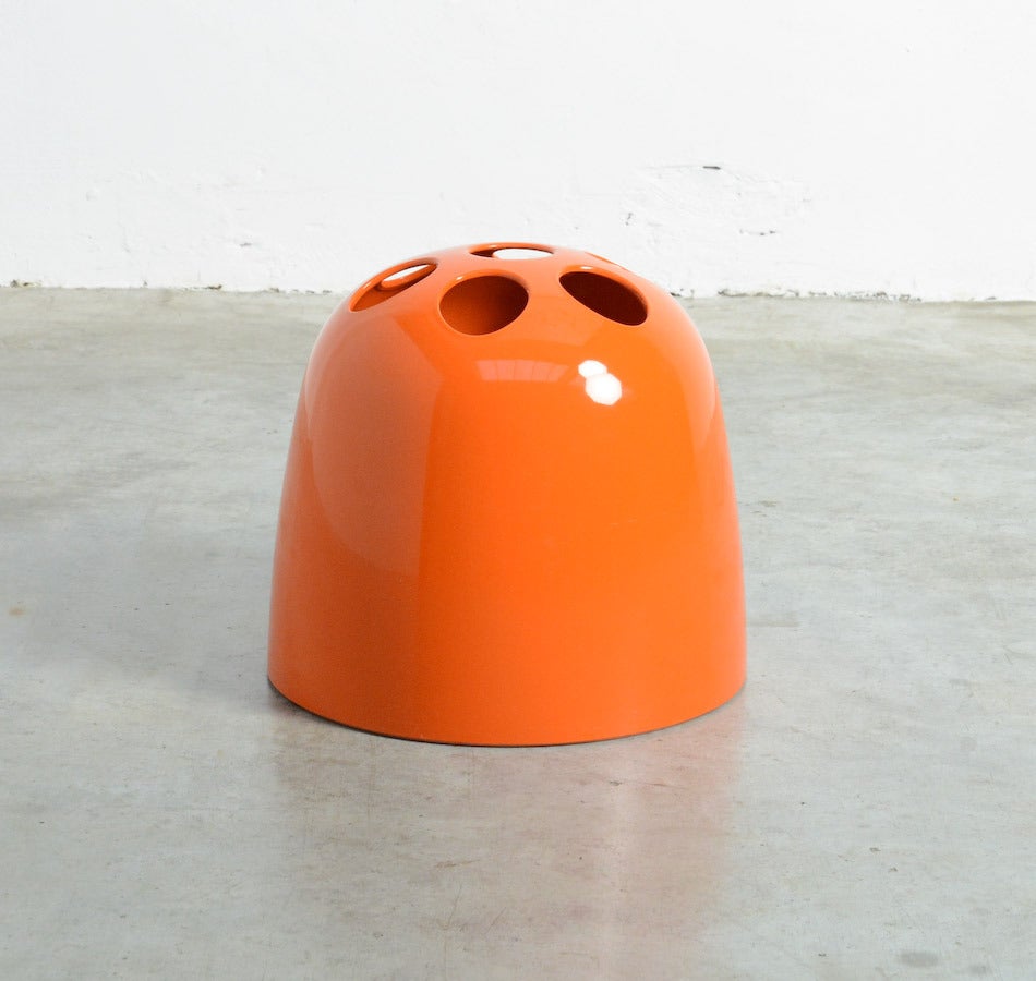 The Dedalo umbrella stand was designed in 1966 by Emma Gismondi Schweinberger for Artemide, Italy.
It is completely made of orange ABS plastic.
It is a nice old piece in very good vintage condition.