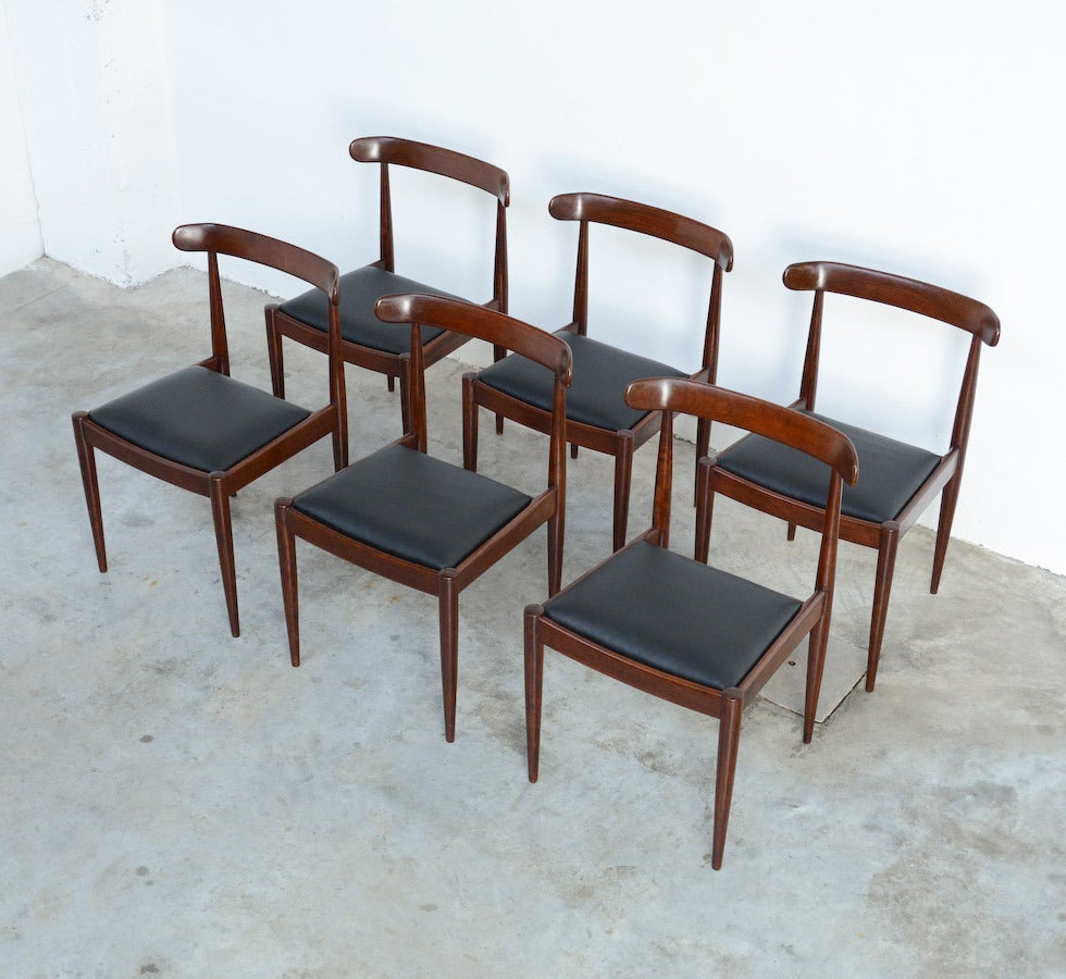 This nice set of 6 dining chairs is a design of Alfred Hendrickx for Belform in the 1960s.
The rosewood structure with the beautiful curved back rest, in combination with the black leather upholstery, makes this design perfect.
These chairs are in