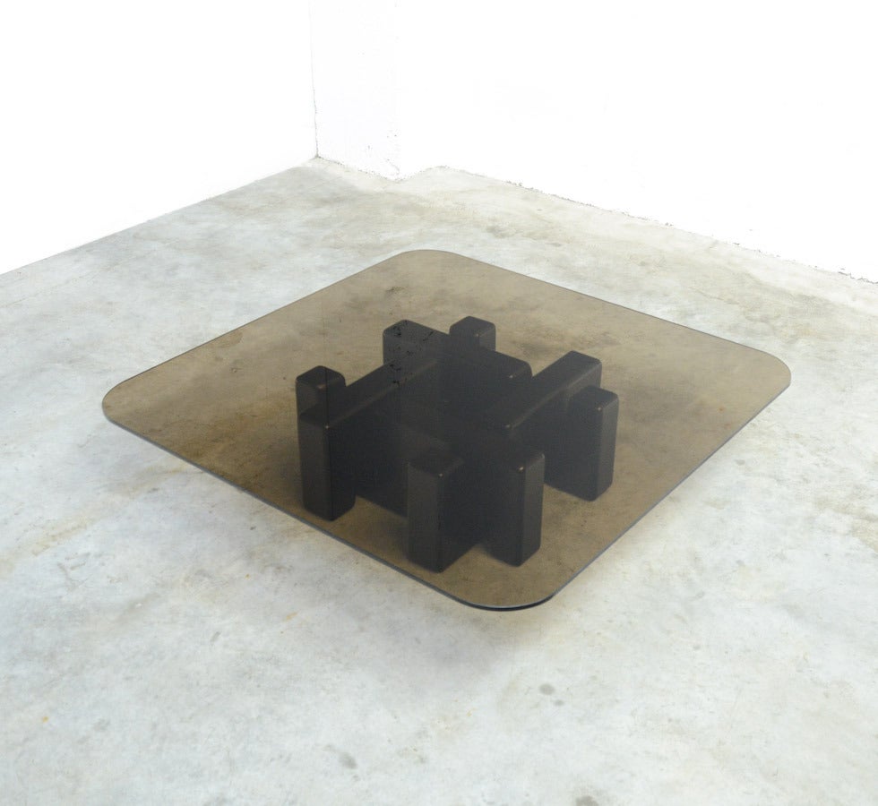 This sculptural coffee table is a bright design of the 1970s.
The base is a piece of art which exists of 4 separated black lacquered wooden parts.
The top is made of tinted glass.
Let the pictures convince you.
This coffee table is in very good