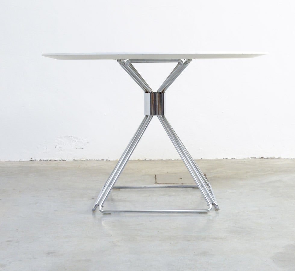 This round dining table was designed by Rudi Verelst for Novalux in the 1970s.
The pyramid foot is made of high quality chromium-plated metal. The round top is made of white formica.
This table is a design icon of Belgian Design of the 1970s.
The