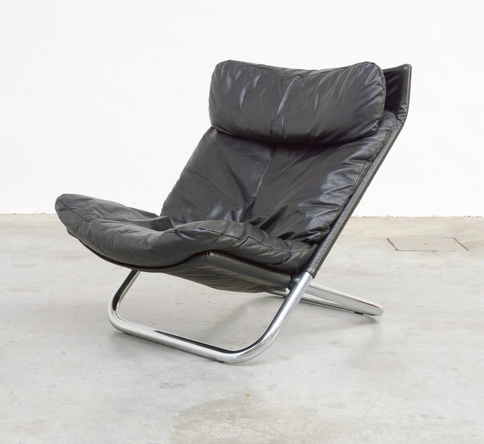 This easy chair Cross is designed by the architect Marcello Cuneo for Arflex in 1974.
The seat is born from a very simple idea: two chromium-plated metal tubes are bent into a U-shape and linked together by a light alloy joint. On the two