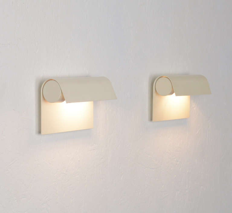 This minimal pair of wall lamps GE 50 was designed by the Belgian architect and designer Christophe Gevers for Light around 1975.
They are made in white lacquered metal and in very good vintage condition.