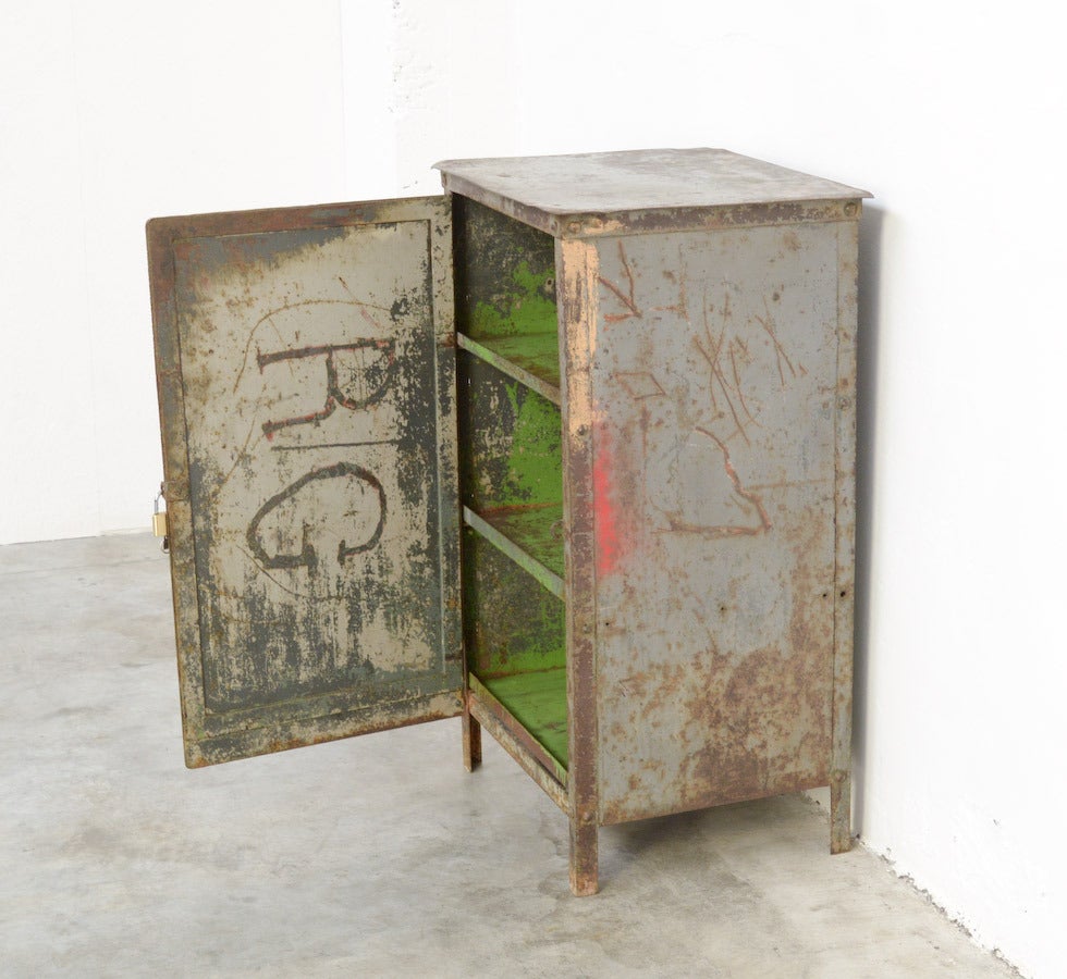 This small metal cabinet is a nice piece of industrial design of the 1930s.
It is completely made of metal. Inside the cabinet are two removable layers.
The colour combination is very nice.
The padlock is new.
This cabinet is in great industrial