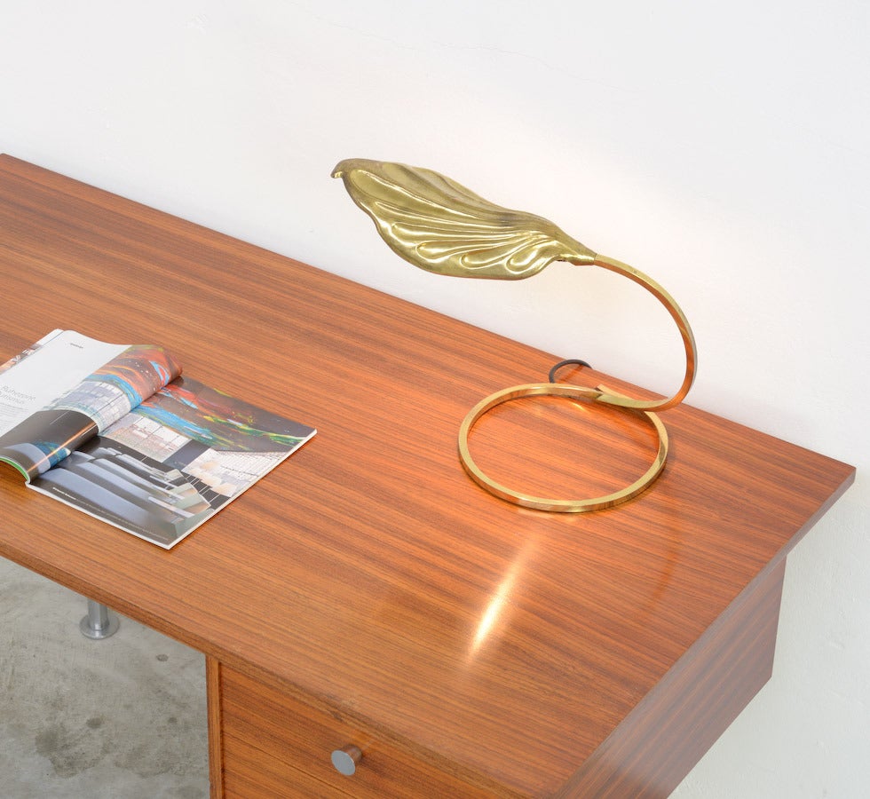 This beautiful brass table lamp is designed by Carlo Giorgi for Bottega Gadda, Italy in the 1970s.
It can perfectly be used as a desk lamp. The brass leaf shade is very nice to decorate your desk and gives also the perfect light.
This lamp is in