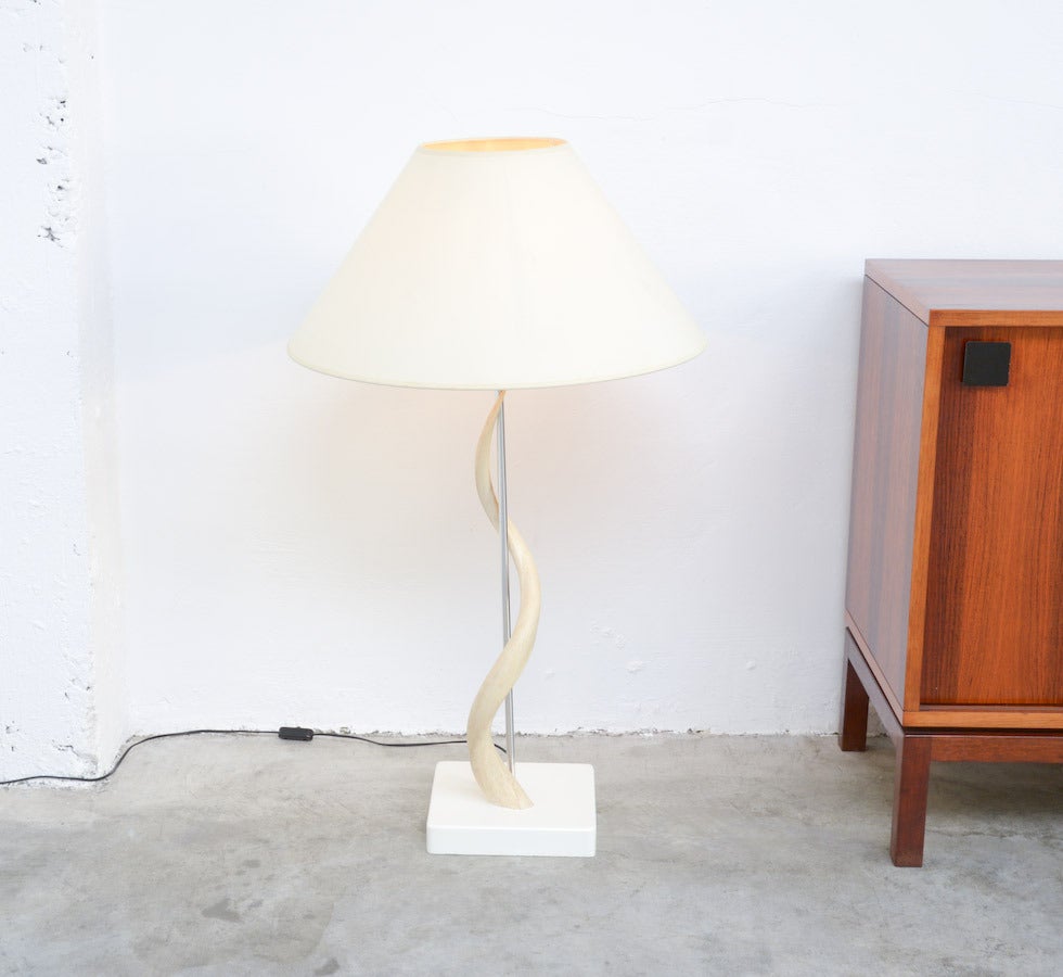 This exclusive 1970s table lamp is decorated with a white Kudu horn.
The broken white color combination of the foot, the Kudu horn and the shade gives this lamp a classy look.
This lamp is in very good vintage condition, although the shade has