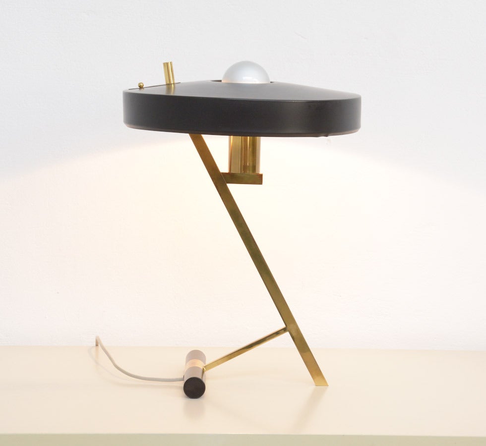 This very nice desk lamp was designed by Louis Christiaan Kalff for Philips Eindhoven in 1955.
It has a black metal shade and a brass frame. It is still in good original condition. Look at the detail pictures.