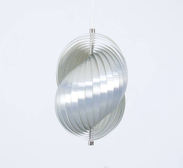This beautiful pendant lamp was designed by Henri Mathieu in France in the 1970s. He must have been inspired by the natural perfect form of a shell.
The twisted aluminium segments are white lacquered inside. They create an amazing light