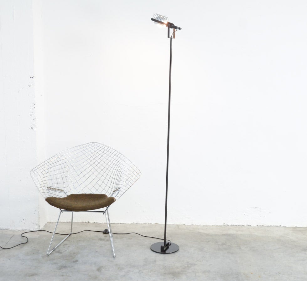 Ernesto Gismondi designed the Sintesi lamp for Artemide in 1975. The Sintesi line consist of different models of table lamps, wall lamps and floor lamps.
This floorlamp Terra is made of black lacquered metal and anodized aluminium.
This simple