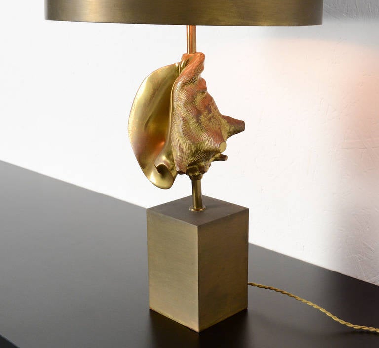 This Aperix table lamp is designed by Jacques Charles for Maison Charles Paris, in the collection “Marine”, in the 1970s.
This high quality lamp is completely made of brass. The light creates a magnificent glow on the shell.
This Aperix lamp is in
