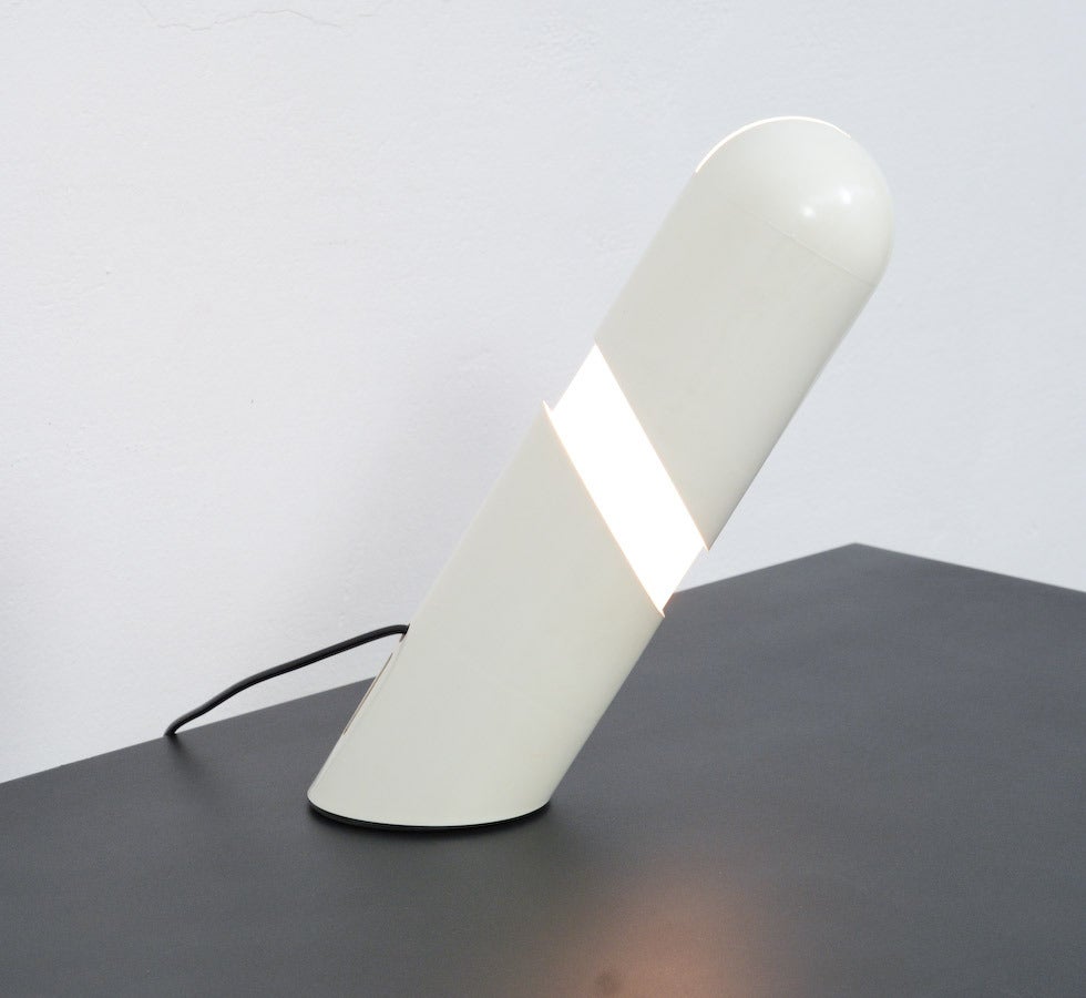 This super table lamp is designed by Gianni Celada for Fontana Arte in 1969.
The Katiuscia, model No. 298, lamp is adjustable: you can pull the white capsule shaped top in and out, to modulate the light output.
The Katiuscia table lamp is