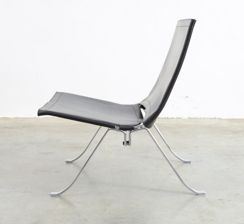 This easy chair is designed by Preben Fabricius for Arnold Exclusiv in 1971. The frame is made of thick nickeled steel.
The thick black saddle leather back and seat are tied together at the back.
This high quality timeless minimal chair is rare to