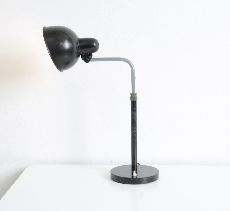 This rare Bauhaus Idell no. 6607 desk lamp was designed by Christian Dell for Gebr. Kaiser and Co. circa 1930.
The arm is made of black lacquered and chromium-plated metal and it is adjustable in height. The black lacquered shade pivots 360