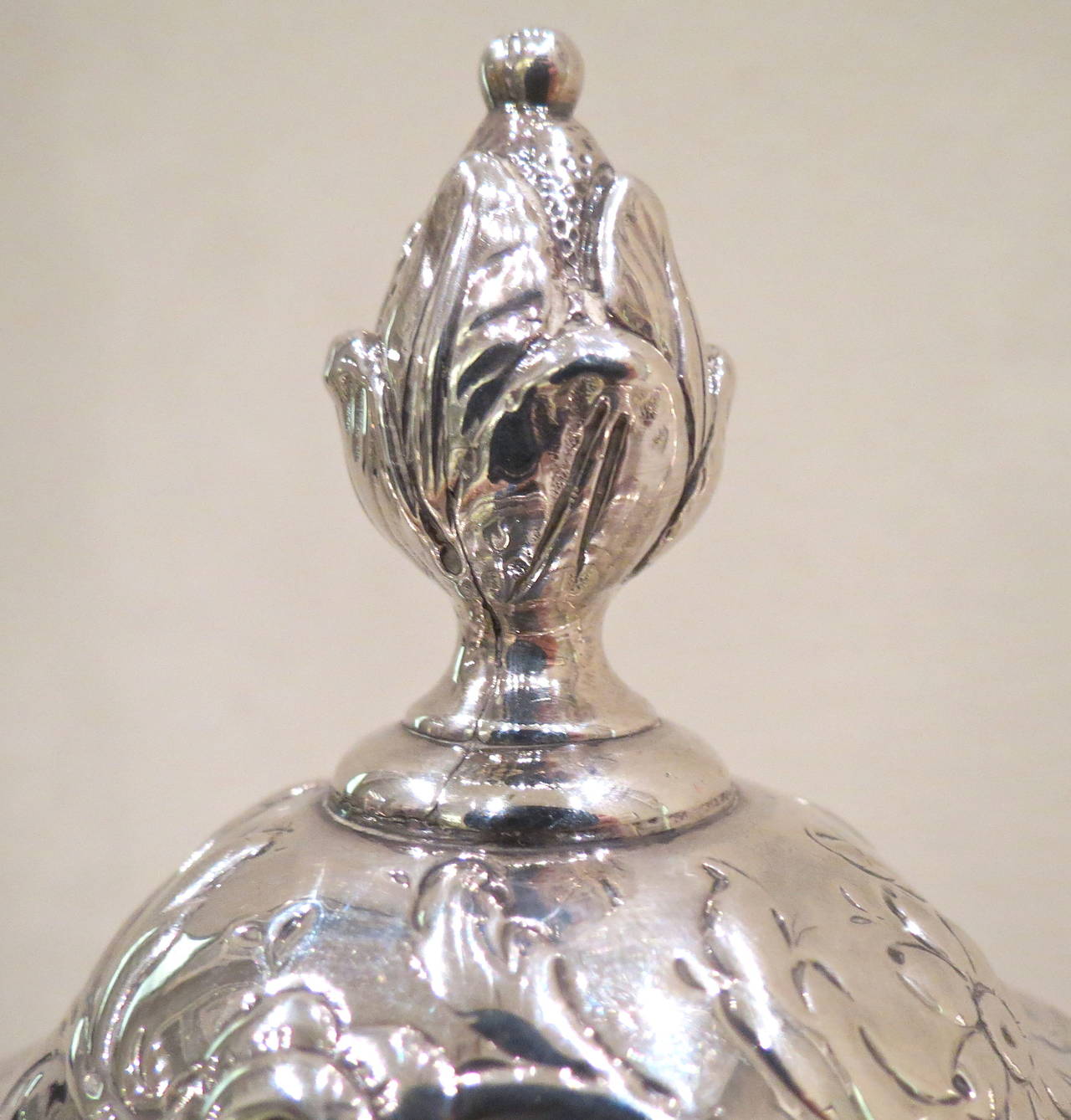 Antique Sterling 925/°°° Silver Finely Chased Teapot In Excellent Condition For Sale In Torino, IT