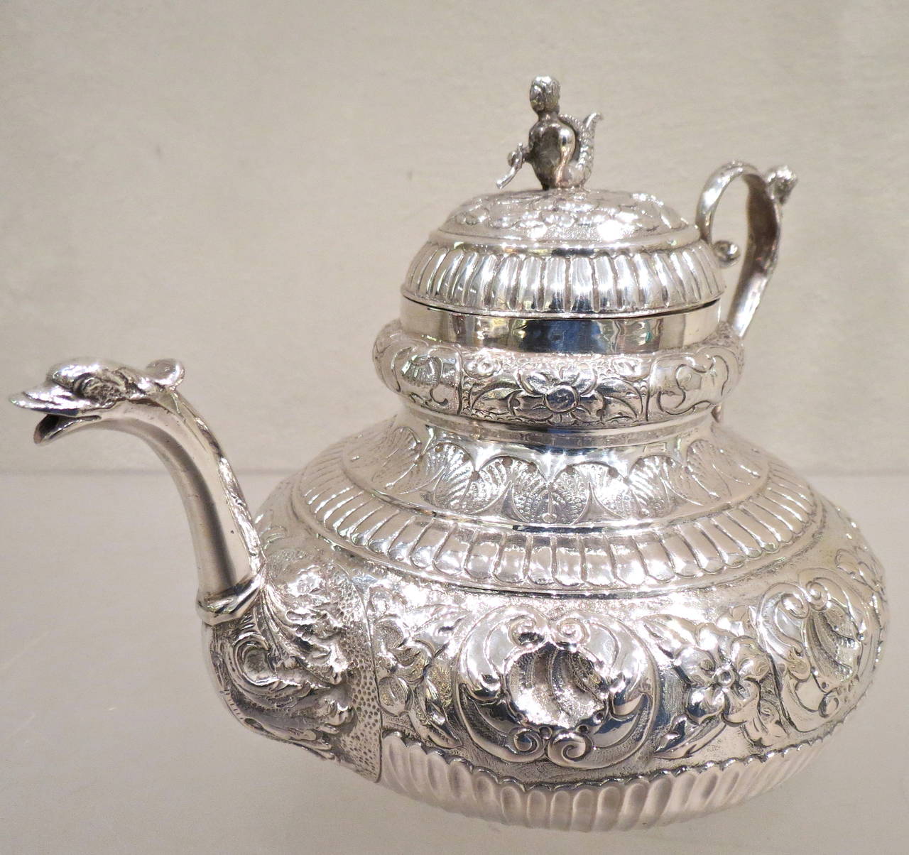Néerlandais Mid-18th Century Antique Sterling 925/°°° Silver Dutch Teapot (théière hollandaise) en vente
