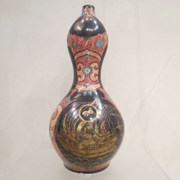 Große Vase aus feinem japanischen Porzellan in Kürbisform, bemalt und lackiert.
Die Vase aus weißem Porzellan ist mit schwarzen Lakka-Paneelen dekoriert, die fein mit Gold verziert sind. Meiji-Periode, 1870-1880.