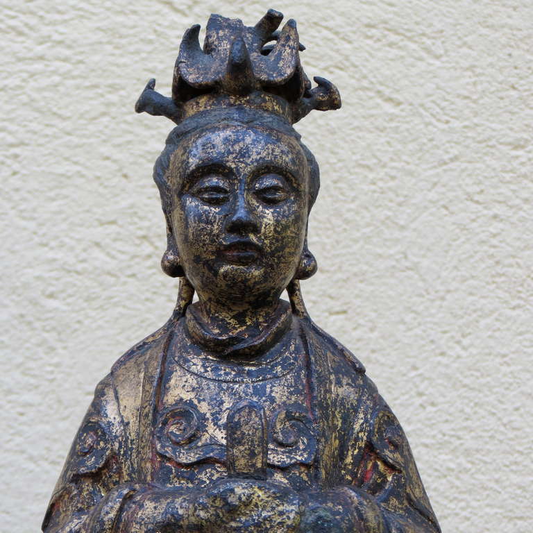 Vergoldete Bronzefigur von Xi-Wang-Mu, Qing-Dynastie, Qianlong-Kingdom (Chinesisch) im Angebot