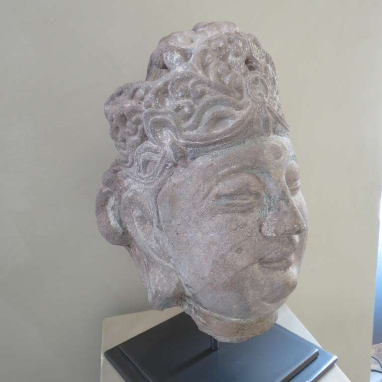 Early Ming Chinese Grey Stone Head of Guanyin In Good Condition In Torino, IT