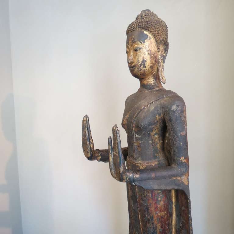 Important Fine Early 18th Century Thai Gilt Bronze Statue of a Standing Buddha In Good Condition In Torino, IT