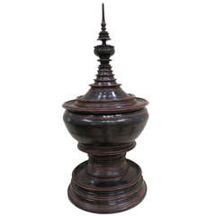 Vase à offrandes en laque noire birmane de la fin du 19e siècle " Hsun-ok "