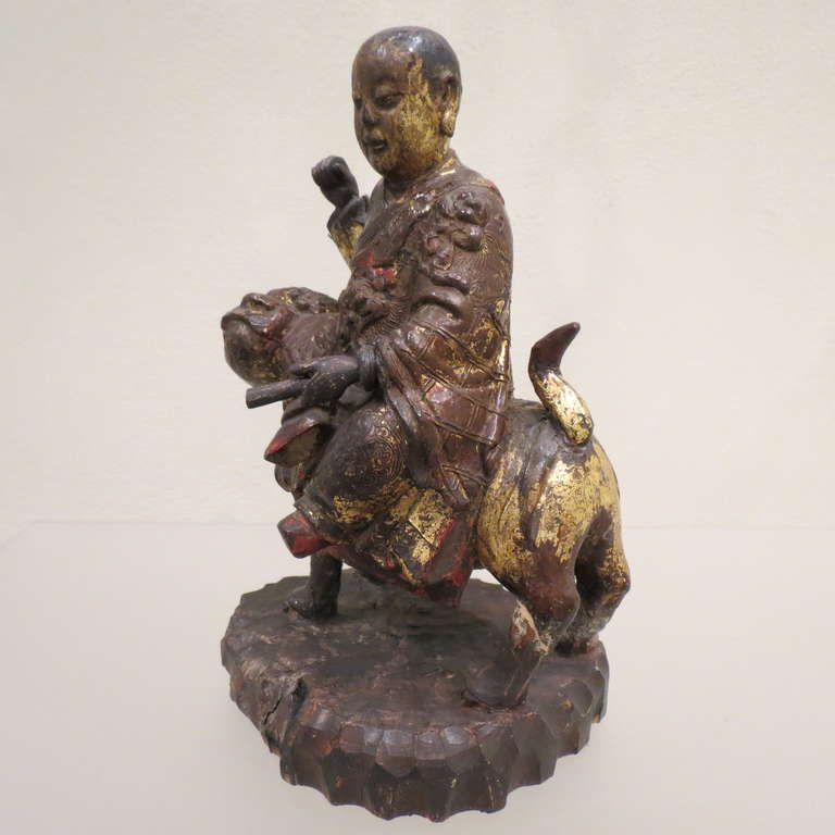 Antiker chinesischer handgeschnitzter Lohan-Monk-Buddha auf Löwen, Kangxi, 1661-1722 (Qing-Dynastie) im Angebot