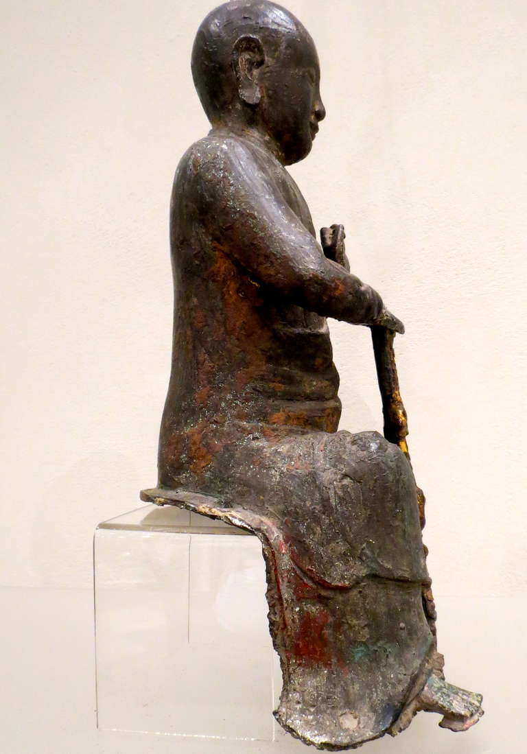 Bronzefigur eines sitzenden Luohans aus der Ming-Dynastie, 1368-1644 (Chinesisch) im Angebot