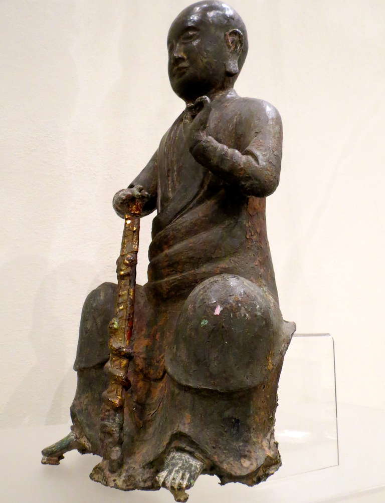 Bronzefigur eines sitzenden Luohans aus der Ming-Dynastie, 1368-1644 (Anfang des 17. Jahrhunderts) im Angebot