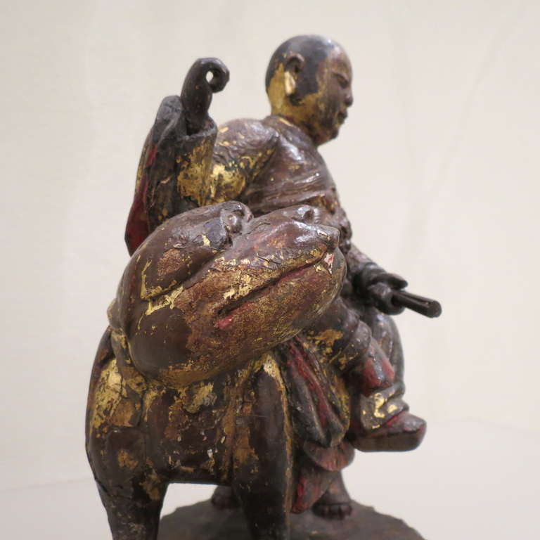 Intagliato Antico Buddha Monaco cinese Lohan intagliato a mano su un leone, Kangxi, 1661-1722 in vendita