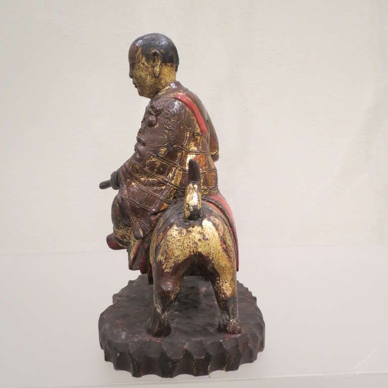 Fino al XVIII secolo Antico Buddha Monaco cinese Lohan intagliato a mano su un leone, Kangxi, 1661-1722 in vendita