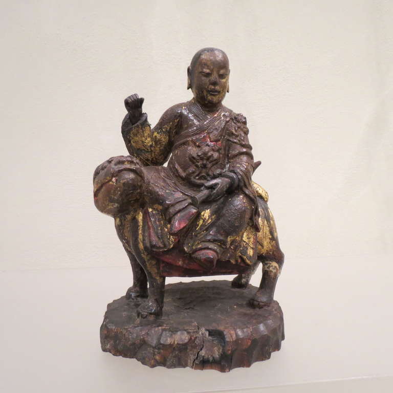 Legno dorato Antico Buddha Monaco cinese Lohan intagliato a mano su un leone, Kangxi, 1661-1722 in vendita