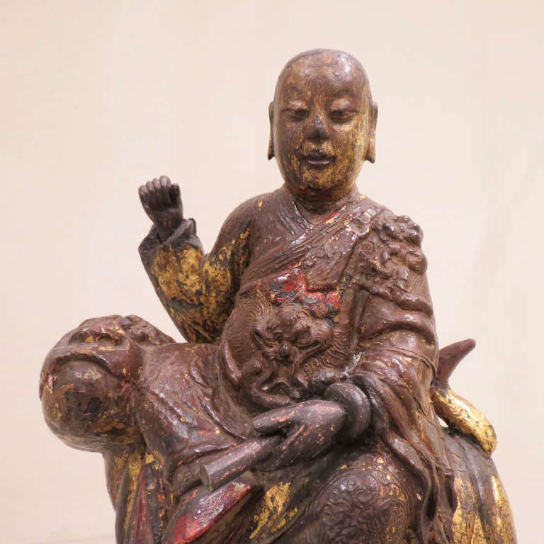 Antico Buddha Monaco cinese Lohan intagliato a mano su un leone, Kangxi, 1661-1722 in vendita 2