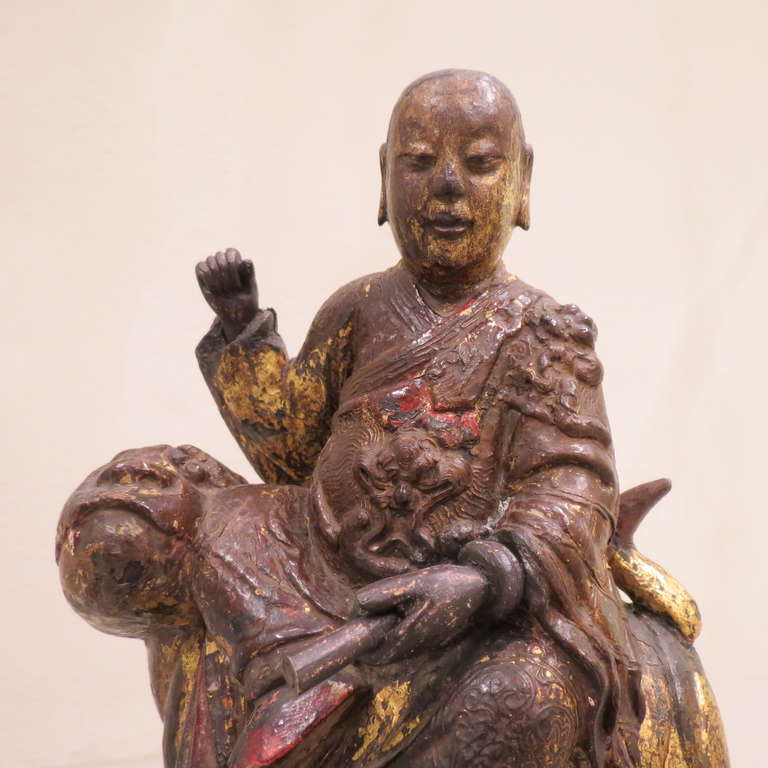 Antiker chinesischer handgeschnitzter Lohan-Monk-Buddha auf Löwen, Kangxi, 1661-1722 im Angebot 2