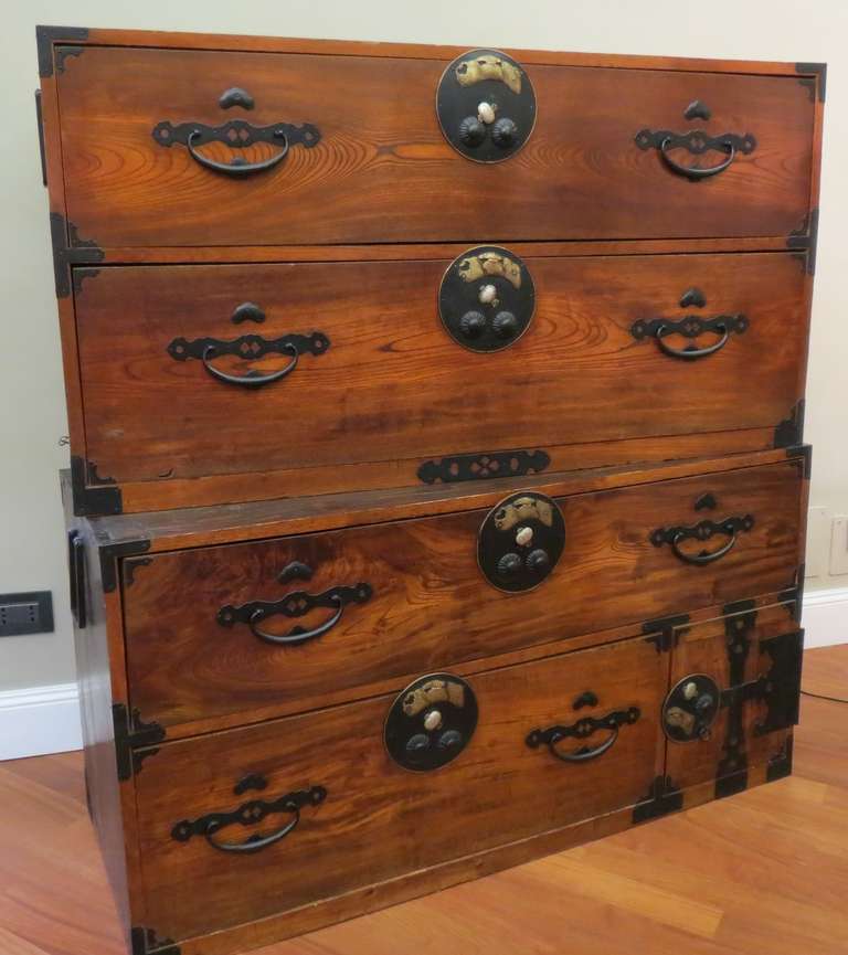 Isho-Dansu Japanese Clothing Chest with Fine Iron Hardware In Good Condition In Torino, IT