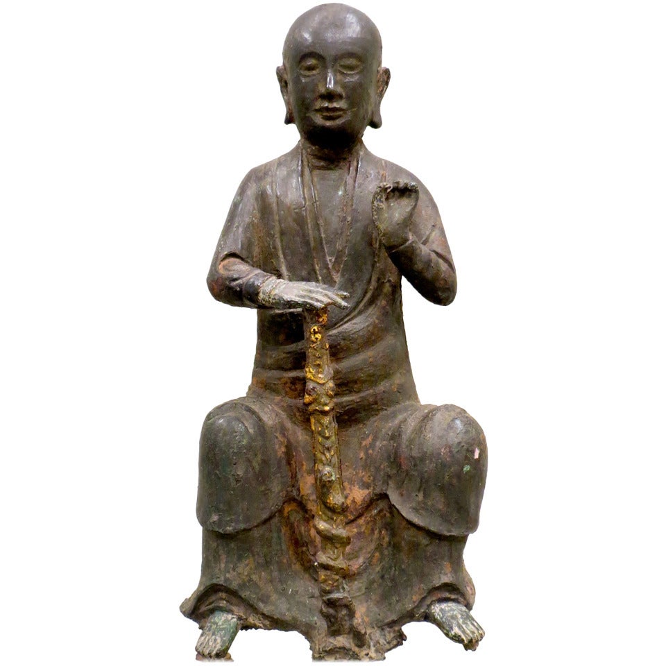 Bronzefigur eines sitzenden Luohans aus der Ming-Dynastie, 1368-1644