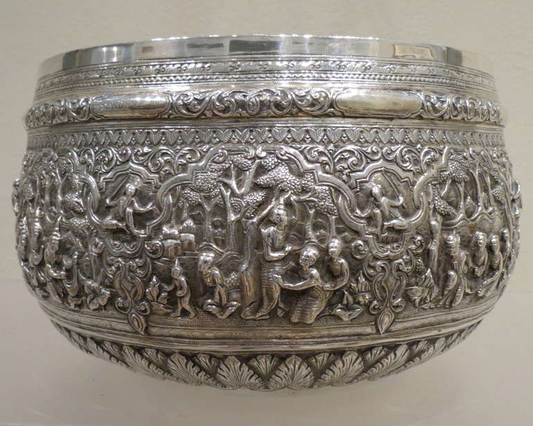 Fine Repoussed Silver Bowl,  Burma, circa 1880 In Good Condition In Torino, IT