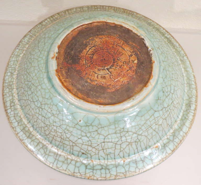 Antiker südostasiatischer Celadon-Keramik-Plattenteller mit Craquelé-Glasur aus Celadon (Chinesisch) im Angebot
