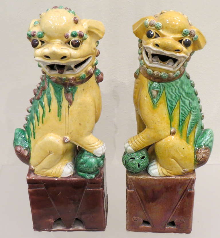 Antique Large Pair of Porcelain Polychrome Foo Dogs, Chinese, circa 1900 In Excellent Condition For Sale In Torino, IT