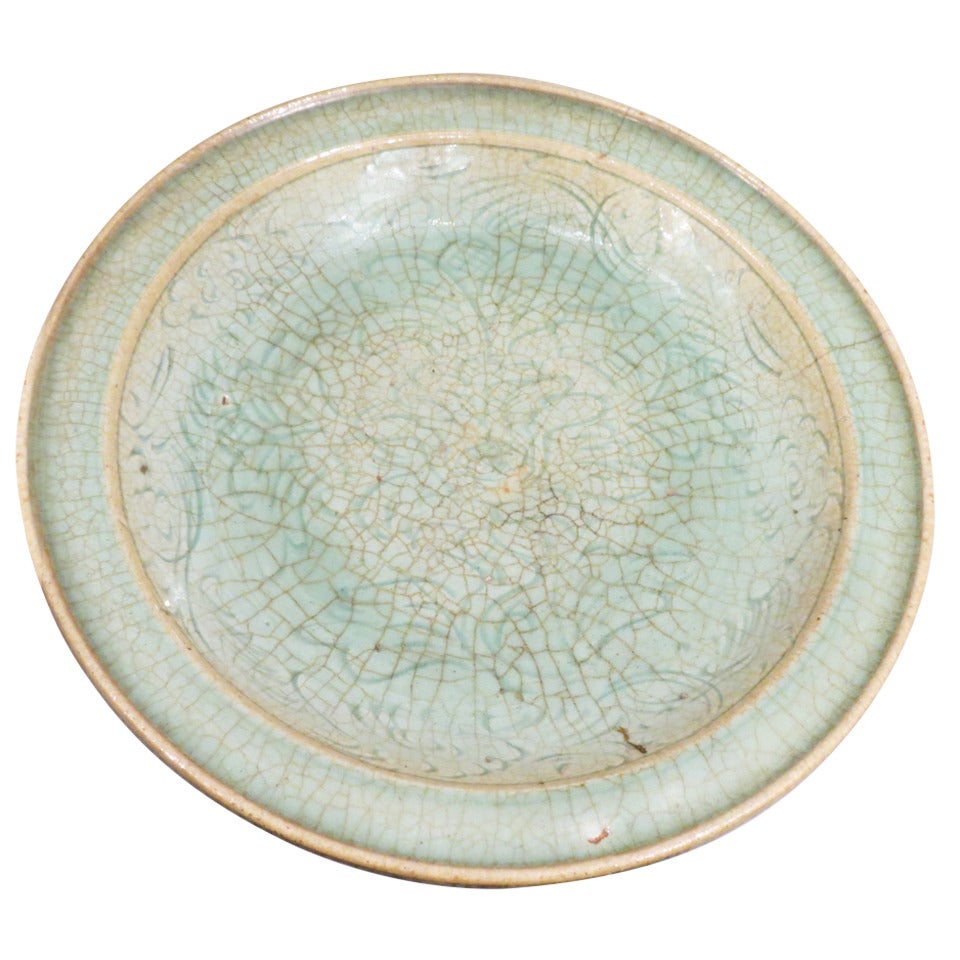 Antiker südostasiatischer Celadon-Keramik-Plattenteller mit Craquelé-Glasur aus Celadon