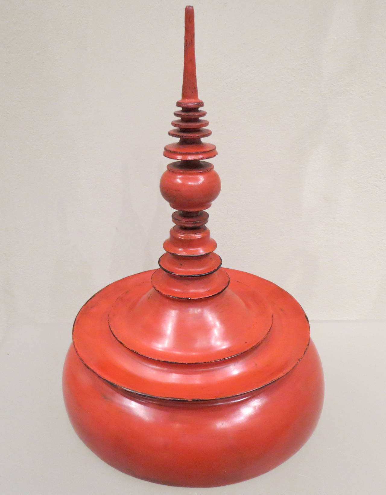 Birmanischer roter Lack des späten 19. Jahrhunderts, angebotenes Gefäß „Hsunok“ im Zustand „Gut“ im Angebot in Torino, IT