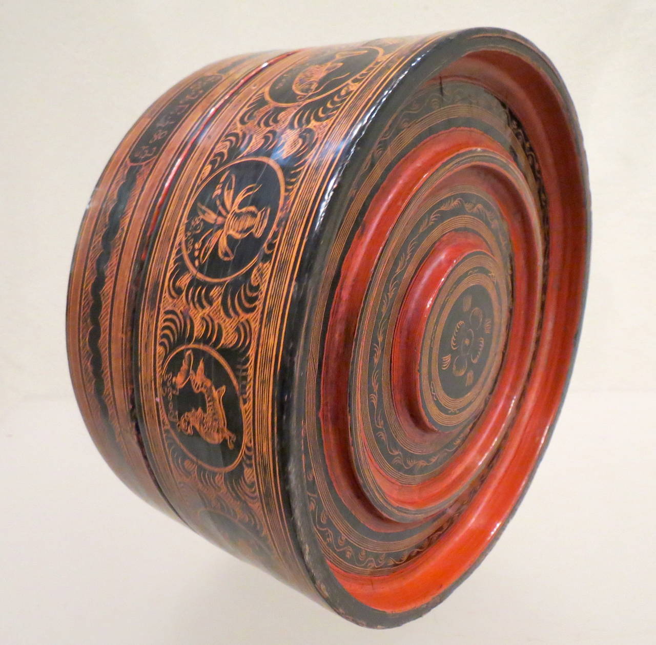 Late 19th Century Burmese Red Lacquer Betel-Box In Good Condition In Torino, IT