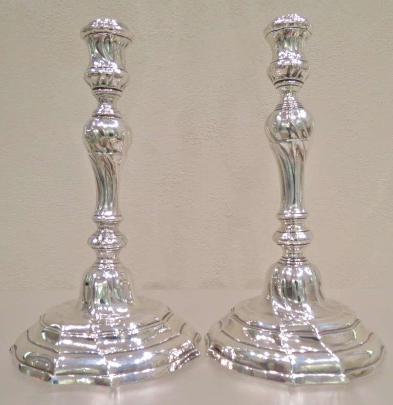 An elegant pair of French silver candlesticks. They both feature Belgian silver hallmarks. Mons 1783. Weight: 846 grams.