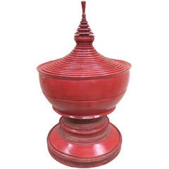 Vase à offrandes en laque rouge birmane "Hsunok" de la fin du 19e siècle