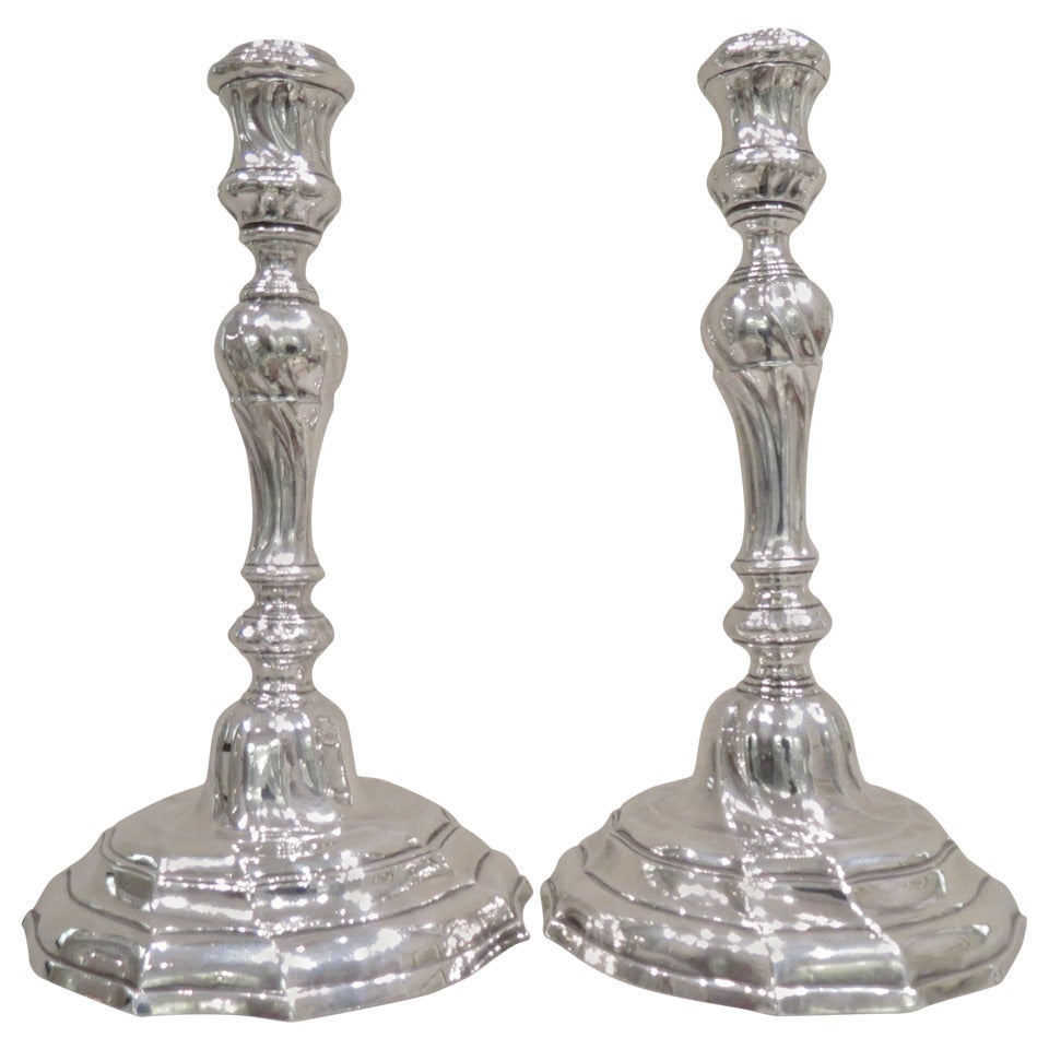 Antike belgische Louis-XVI-Kerzenständer aus Silberguss im Angebot