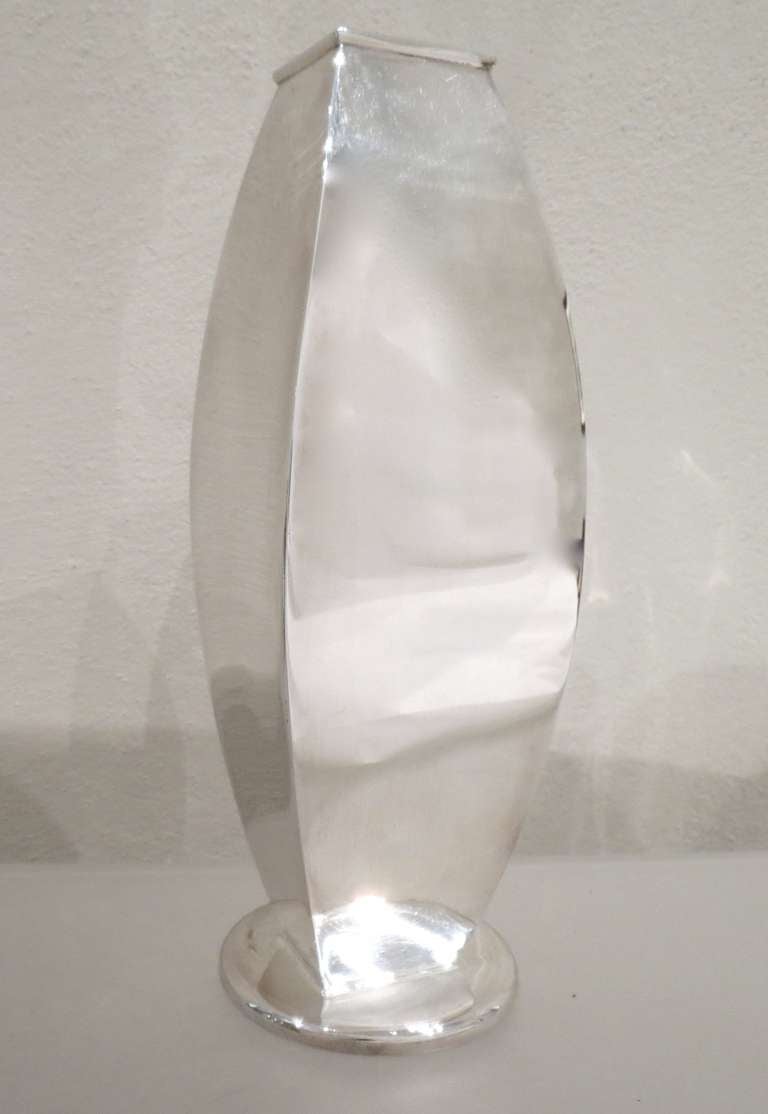 Rechteckige Vase aus Sterlingsilber, hergestellt von Jona Torino, Italien.

Abmessungen: H 26,3 cm; B 8,4 cm; T 7,5 cm.
Gewicht: 764 Gramm.