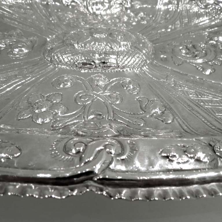 Antike ovale spanische Silberplatte aus dem 18. Jahrhundert (Barock) im Angebot