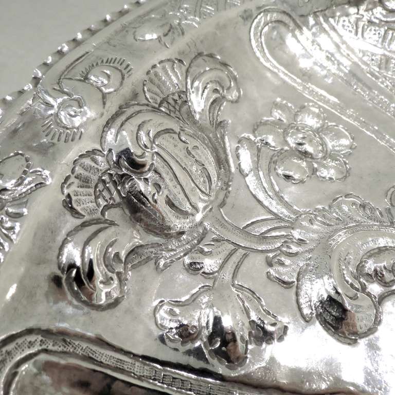 Antike ovale spanische Silberplatte aus dem 18. Jahrhundert (Geprägt) im Angebot