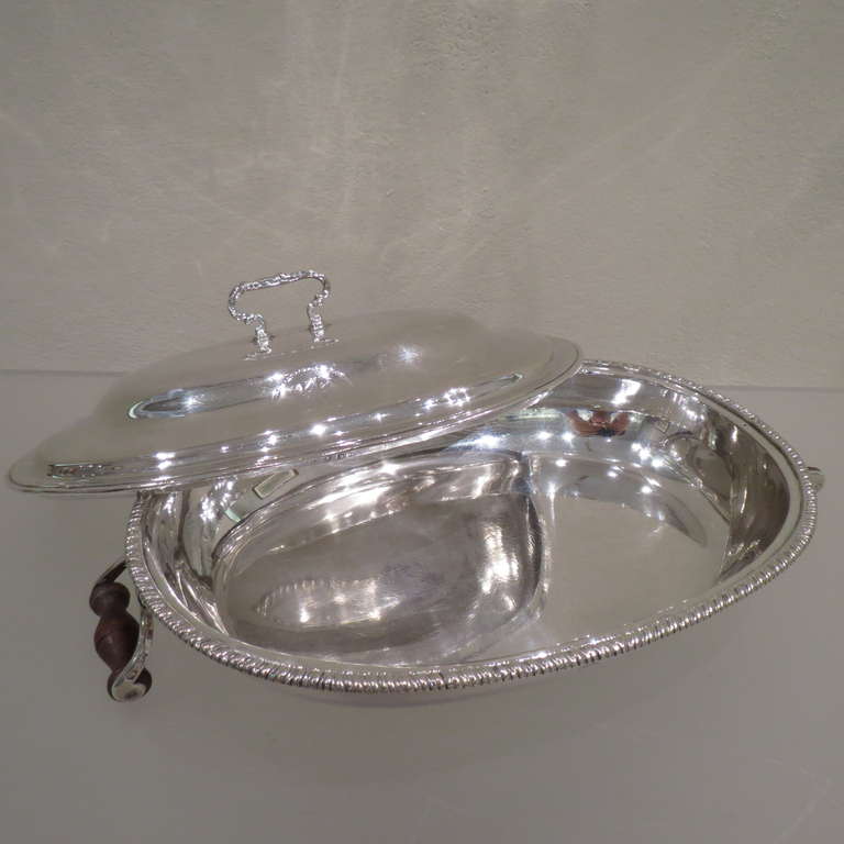 George III Sterling Silver Pair of Entree Dishes, London, 1773 In Excellent Condition For Sale In Torino, IT