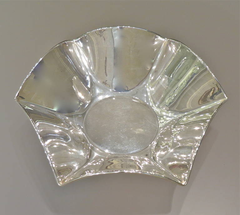 Sterling Silver Flower Shape Bowl Made by Jona in Italy (Large Version) In Excellent Condition For Sale In Torino, IT