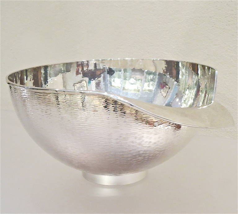 italien Grand bol en métal argenté avec contour irrégulier, Italie en vente