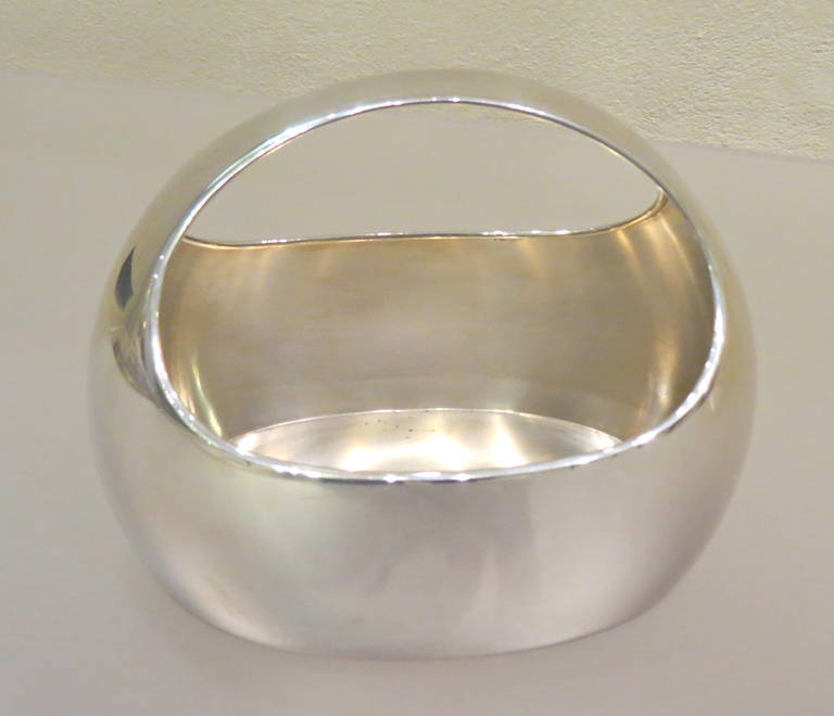 Silver basket made in Italy, circa 1970.
Weight: gr 714.